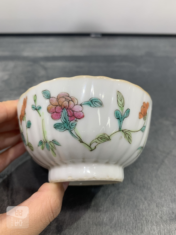 清同治粉彩飞黄腾达纹模印花口碗 - 图3